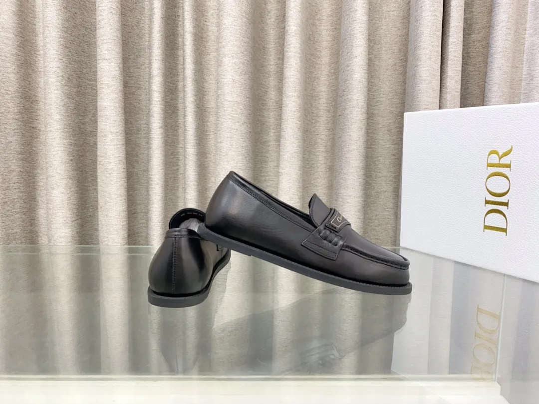 👟👟Ex-factory price 660👟👟 25Ss new Dior Boy loafers This Dior Boy loafer is a new product in the 2024 winter ready-to-wear series. It incorporates Dior's extraordinary craftsmanship and reinterprets the classic loafer design. Crafted from materials including suede and lambskin, it's enhanced with an integrated white fur lining and features a gold-tone Christian Dior Paris signature on the front leather tab. Paired with rubber soles, soft and comfortable. Upper: cowhide, inner padding: comfortable sheepskin, sole: rubber sole, size: 35-39 (40 customized, non-refundable)